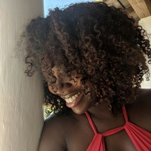 Meet your Posher, Emmanuelle